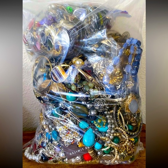 ⚜️ Jewelry Treasure Trove ⚜️ 3 LB Jewelry Lot – Bulk Beauty & Curated Chic! ⚜️ - Picture 7 of 9